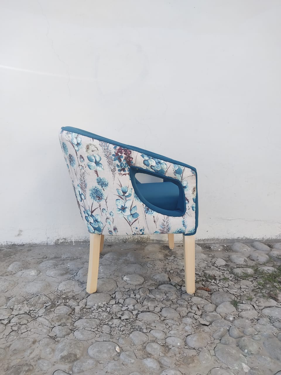 Azure Curve Lounge Chair thumbnail 2