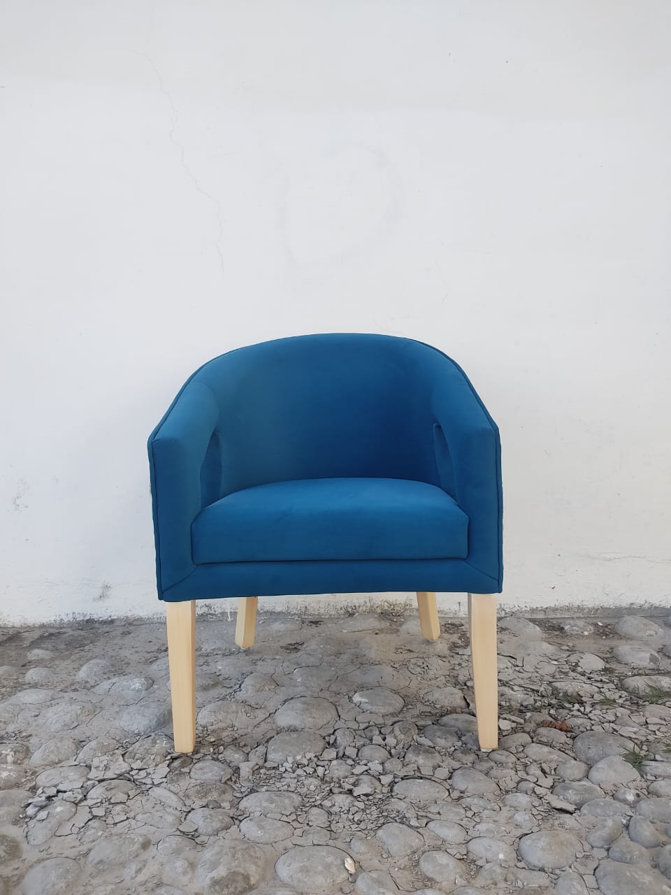 Azure Curve Lounge Chair thumbnail 1