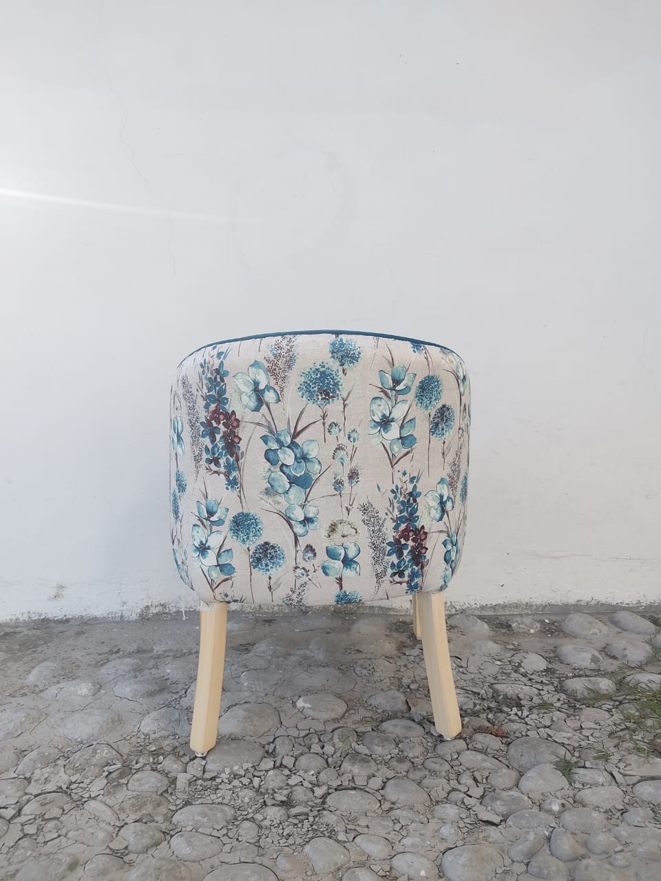 Azure Curve Lounge Chair thumbnail 3