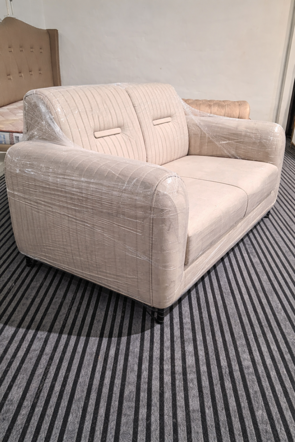 Elegant Comfort 2-Seater Sofa thumbnail 3