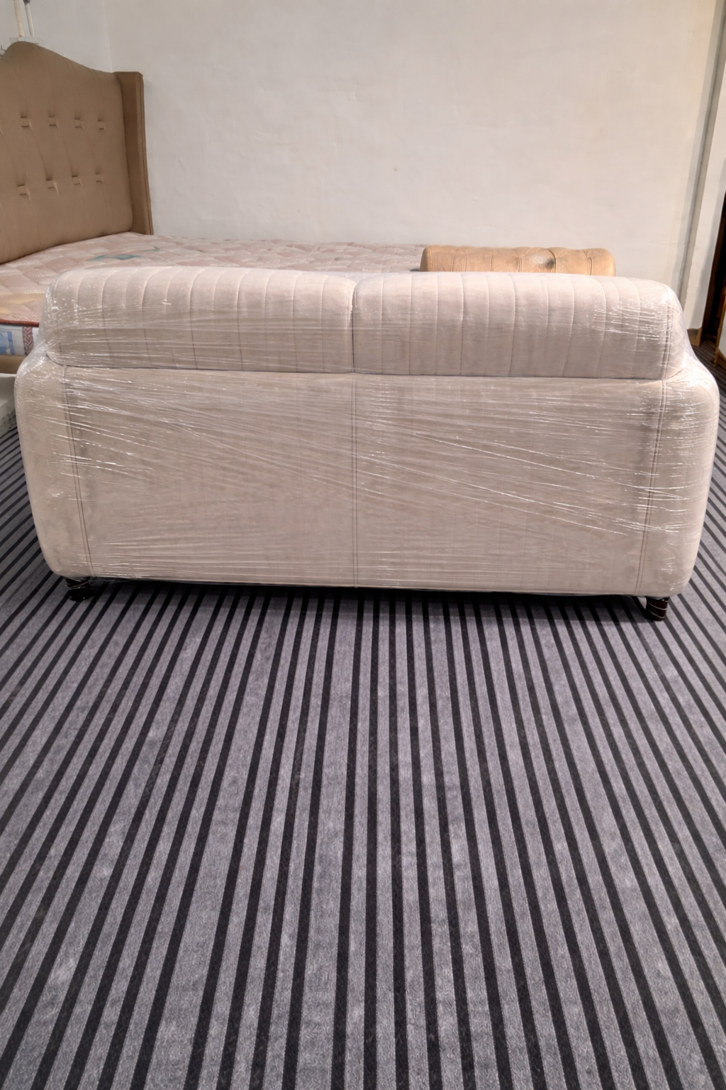 Elegant Comfort 2-Seater Sofa thumbnail 2